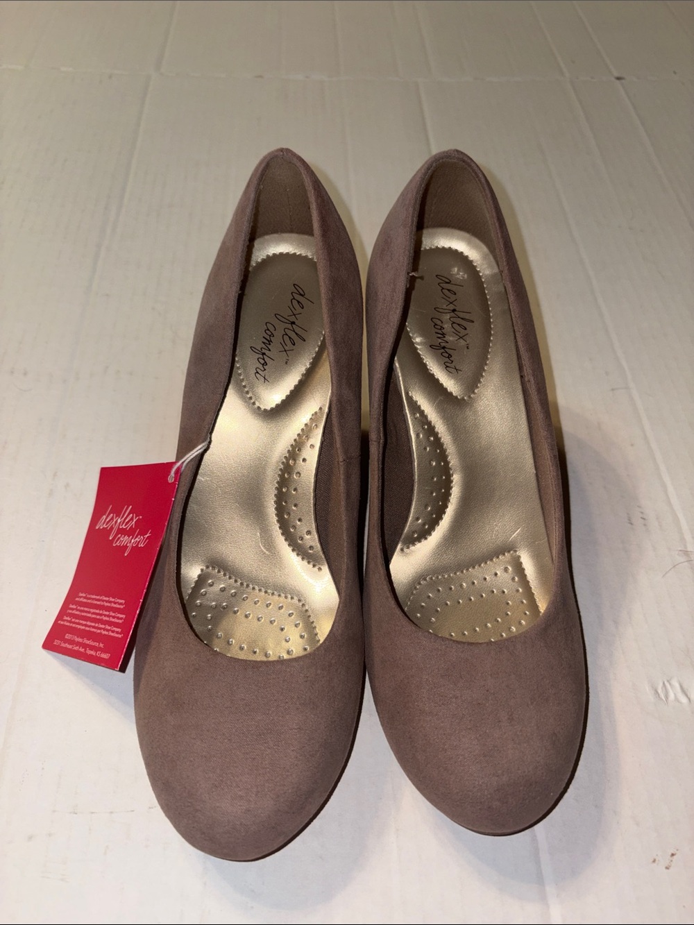 New with tag dexflex comfort light tan suede 3 inch heels size 6 1/2 W